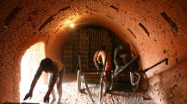 На цегельних заводах Китаю використовується рабська праця дітей