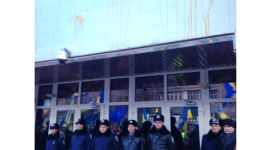 Будівлю МВС у Києві закидали яйцями