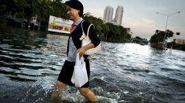 Вода затопила Бангкок через канализацию 