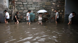 На юге Китая люди страдают от наводнений, а на севере от небывалой жары