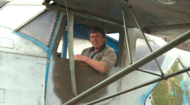 Житель Донбасса собрал в собственном дворе три самолёта