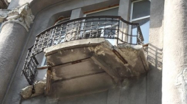 Депутат упав з держбудівлі разом з балконом