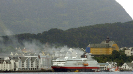 В Норвегии загорелось судно с людьми