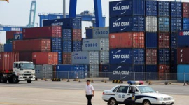 Задля статистики в шанхайському порту складаються сотні тисяч порожніх контейнерів