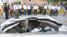 На юге Китая под землю провалился участок дороги