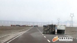 Ураганный ветер переворачивает автомобили в китайском Синьцзяне