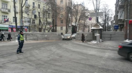 В урядовому кварталі силовики звели бетонну барикаду
