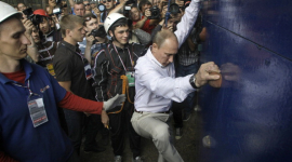 Путін політає над Росією в білому халаті та з довгим дзьобом