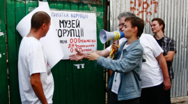 Дошка корупції встановлена на стінах незаконної забудови в Києві