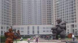 Статуї голих людських фігур у Пекіні викликали невдоволення місцевих жителів (фотоогляд)