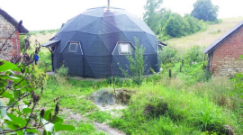 Украинец построил дом-сферу, который отапливает всего одной печью