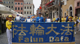 Красота древней практики цигун показана в Варшаве в мирных маршах против преследования практики в Китае