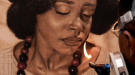 Нігерійський художник-самоучка створює гіперреалістичні портрети вогнем і лезами на дереві (ФОТО)
