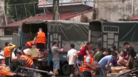 В затопленой провинции на севере Таиланда людей пытаются спасти с помощью лодок и вертолетов