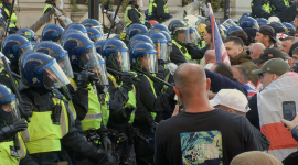 Прем'єр-міністр засудив напади на поліцію після антиімміграційного маршу у Британії (ВІДЕО)