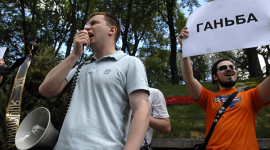 Беркут не дал оппозиции возложить венки на месте пресс-конференции Януковича. Фоторепортаж