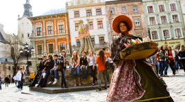 Исторический центр Львова полон туристов