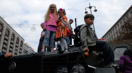 Сотни детей оккупировали боевые машины на Крещатике. ФОТОРЕПОРТАЖ