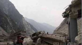 Камнепад разрушил мост на юге Китая. Есть погибшие и раненые