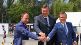 Янукович заложил капсулу в новую спортивную арену в Днепропетровске