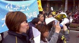 Тысячи китайских пользователей интернета протестуют против «несправедливого суда». Фотообзор
