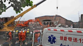 17 человек погибло при обрушении здания завода на севере Китая. Приехавших корреспондентов избили