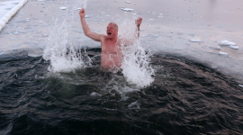 Член парламента Англии Эдвард Ли и другие «британские моржи» купаются в проруби в Лондонском парке 
