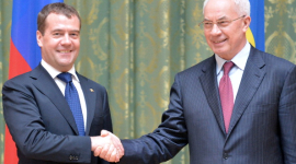 Медведев попросил Азарова прояснить позицию по Таможенному союзу