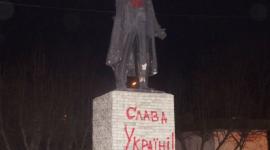 В Красноярске на памятнике Ленину написали «Слава Украине»
