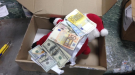 Таможенники Киева нашли в плюшевом Санта Клаусе $25 тыс.