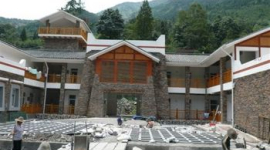 Туалет за 70 тыс. долларов строит сельский голова в Китае на пожертвования пострадавшим от землетрясения. ФОТО
