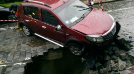 В Киеве машина провалилась в трёхметровую яму