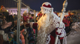 Самарский Дед Мороз развлекал детей за ограждением