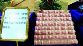 В Китае из пруда выловили 20 миллионов юаней, спрятанных партийным функционером 