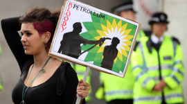 Защитники экологии протестуют у здания лондонской нефтяной корпорации. ФОТОРЕПОРТАЖ