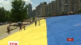 Набережную Киева украсил 100-метровый украинский флаг