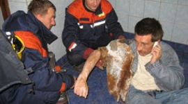 Мужчина застрял в унитазе, пытаясь достать 200 гривень: его 3 часа вытаскивали спасатели