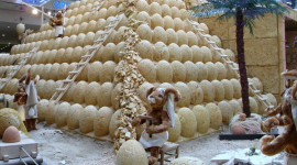 Пирамида из яиц, построенная сорока одним пасхальным зайцем. Фотообзор 