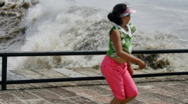 Тайфун «Маракот» переходит из одной китайской провинции в другую, сея хаос и разрушения. ФОТО   