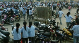 В Китае вспыхнула очередная забастовка. Тысячи рабочих громят завод. Фото