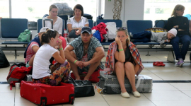 Власти рекомендовали россиянам не выезжать на отдых за границу