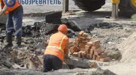 Из-за прорыва теплосети в Киеве провалились два автомобиля