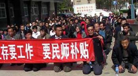 Уволенные учителя в Китае на коленях просят встречи с чиновниками. Фото 