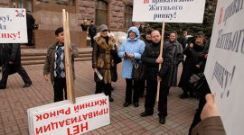 Протест предпринимателей:  торговцы пытались накормить мэрию  утятиной. Фоторепортаж