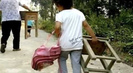 Китайские школьники одной деревни приносят свои парты