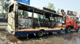 Исламисты в Бангладеш жгут шины и автомобили