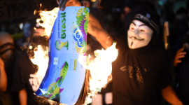 В Бразилии сожгли 6-метровую копию Кубка мира