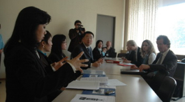 Артистка Shen Yun Мэй Сюань встречается со Специальным докладчиком ООН по вопросам пыток 