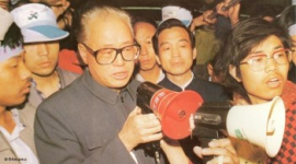 Китайцы выражают посмертное почтение бывшему лидеру Чжао Цзыяну