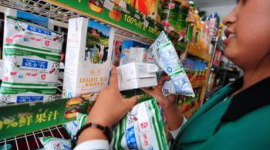 Китайский рынок снова наводнён отравленными меламином молочными продуктами